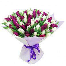 Букет из тюльпанов "Белые и фиолетовые в крафт бумаге"