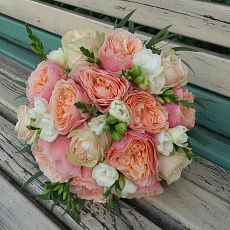 Свадебный букет из роз Вувузела и Гарден спирит
