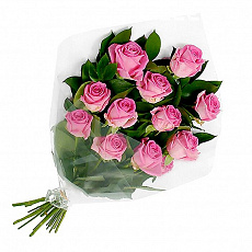 Букет из розовых роз с зеленью в целлофане