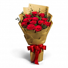 Букет красных роз с эвкалиптом в крафт бумаге