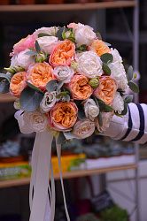 Букет невесты из пионовидной розы Вувузела с белой кустовой розой