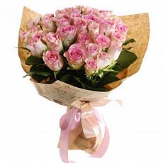 Букет из нежных розовых роз в крафт бумаге