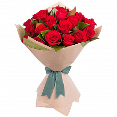 Букет из красных роз с зеленью в крафт бумаге