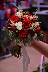 Букет невесты из пионовидной красной розы, астильбы и эвкалипта