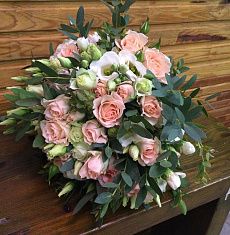 Свадебный букет из кремовых роз, эустомы и эвкалипта