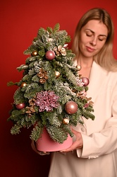 Новогодняя композиция Ёлка с розовыми шарами