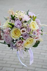 Букет невесты из роз, лавандовой кустовой розой и астильбы