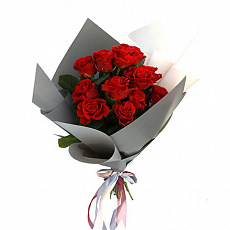 Букет красных роз в крафт бумаге
