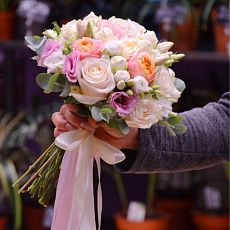 Свадебный букет из роз Виндела и Вувузела, эустом и эвкалипта