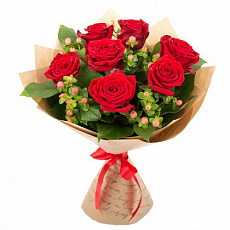 7 красных роз с гиперикумом и зеленью