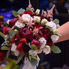 Букет невесты из бордовых пионов, розы и эустомы