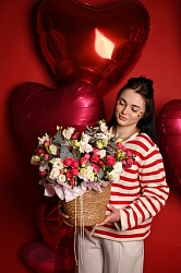 Композиция в лукошке цветами