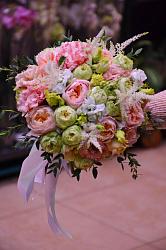 Букет невесты из пионовидных роз и астильбы