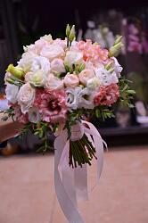 Букет невесты из роз, кремовой кустовой розы и эустомы