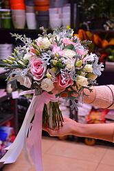 Букет невесты из розовой розы, белой эустомы и цинерарии
