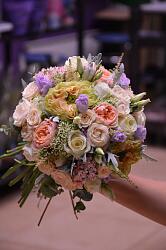 Букет невесты из пионовидных роз с лавандовой эустомой и трахелиумом
