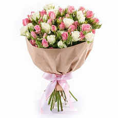 Букет из розовых и белых кустовых роз в крафт бумаге