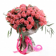 Букет из розовых роз с эквалиптом Николи