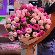 Букет красивых белых и розовых пионовидных роз в класс