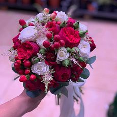 Букет невесты из пионовидных роз, астильбо, гиперикума