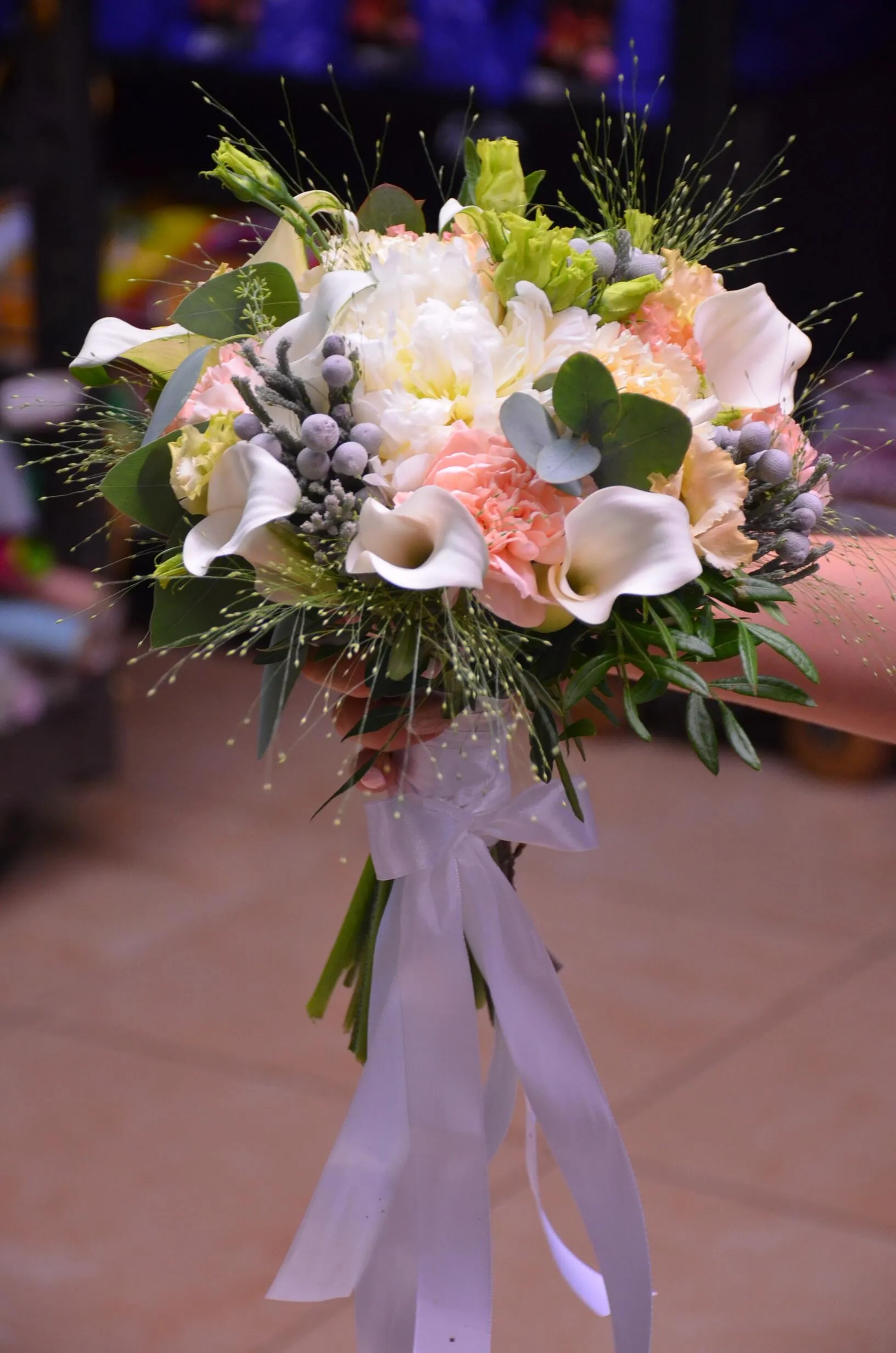 картинка Букет невесты из белой каллы, гвоздики и брунии от магазина daflor