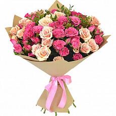 Букет из кремовых и розовых кустовых роз с зеленью в крафт бумаге