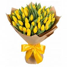 Желтые тюльпаны в крафт бумаге
